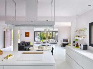 عمارت با استخر خصوصی و باغ محوطه سازی شده